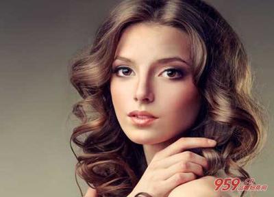 加盟理发店如何选择？结合美发饰品销售提升盈利的全攻略